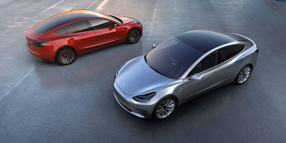 Tesla prezentē zemo izmaksu automašīnu Model 3. FOTO