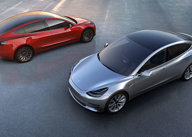 Tesla prezentē zemo izmaksu automašīnu Model 3. FOTO