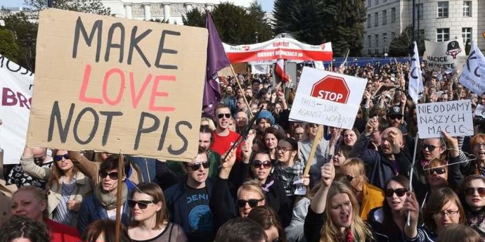 Tūkstošiem poļu protestē pret aborta aizliegumu. FOTO