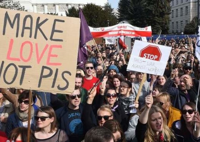 Tūkstošiem poļu protestē pret aborta aizliegumu. FOTO