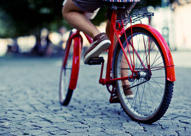 Iereibis velosipēdists Rīgā mēģina uzdoties par ārzemnieku