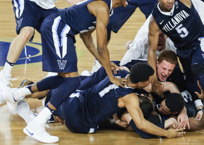 Ar šādu fantastisku metienu pēdējā sekundē Villanovas studenti uzvar NCAA basketbola čempionātā. VIDEO