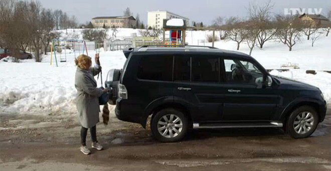 Linda Leen pie mammas Talsos atbrauca ar “Mitsubishi Pajero” apvidus automobili.