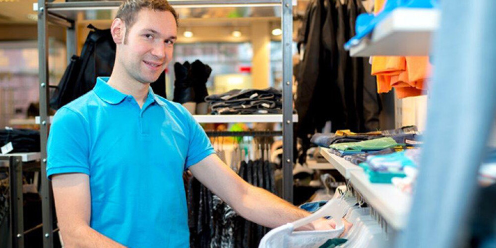 Jāni nepieņem darbā lielveikala apģērbu nodaļā – vīriešiem vieta esot tikai gastronomā