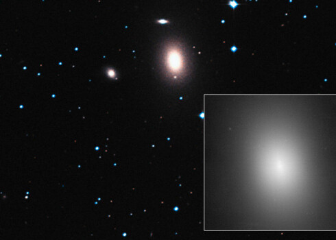 Supersmagais melnais caurums atrodas Eridanas zvaigznājā un ir atklāts eliptiskajā galaktikā NGC 1600. Tas atrodas 200 miljonu gaismas gadu attālumā no Zemes.