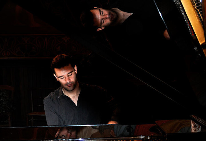 Antuāns de Grolē ir viens no savas paaudzes spilgtākajiem pianistiem.