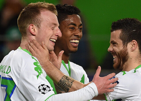 "VfL Wolfsburg" kluba komandas biedri sveic Maksimiljanu Arnoldu ar vārtu guvumu.