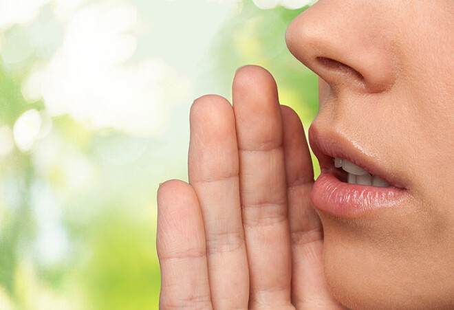 Cigarešu dūmi, ziedputekšņi vai smalki putekļi, kas nokļūst rīklē ar ieelpoto gaisu, arī mērena alkohola lietošana var kairināt rīkles gļotādu un veicināt iekaisumu, kas savukārt var beigties ar aizsmakušu balsi.