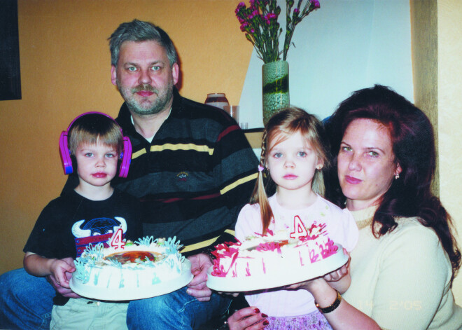 Solvita Āboltiņa ar ģimeni - vīru Jāni, bērniem Artūru un Annu – dvīņu ceturtajā dzimšanas dienā