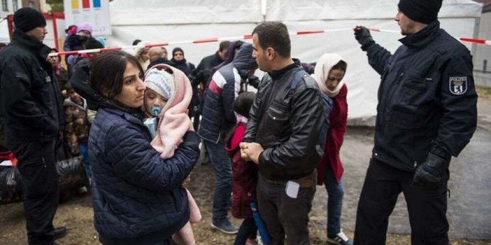Berlīne mudina dubultot noraidīto imigrantu deportēšanas apjomus