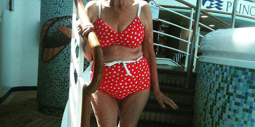 Internetu sajūsmina 90 gadus veca dāma, kura pozē bikini. FOTO