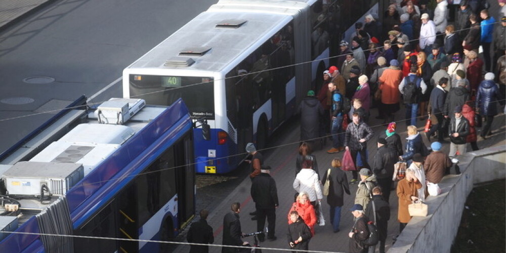 Kā ziņots, Rīgas sabiedriskā transporta pasažieri, kuriem nav "Rīdzinieka kartes", varēs saņemt Rīgā deklarētajiem iedzīvotājiem no jūlija ieplānotās atlaides ar nosacījumu, ka viņu pārstāvētā pašvaldība noslēgusi pasūtījuma līgumu ar Rīgas pašvaldību, piekrītot kompensēt šo atlaižu starpību.