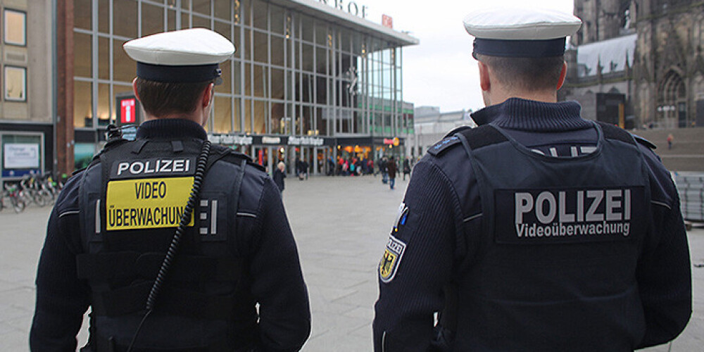 Vācijā sāk tiesāt vienu no Jaungada nakts seksuālajiem uzbrucējiem