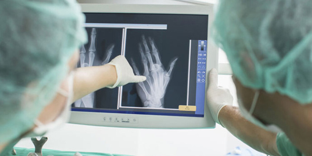 Mikroķirurģijas centrā pacientam piešuj 4 pirkstus