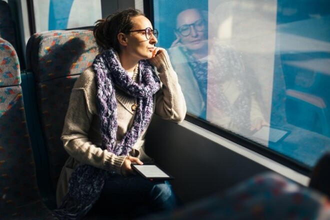 Lasīt var arī sabiedriskajā transportā vai, piemēram, gaidot rindā pie ārsta. Ja nav jānēsā līdzi smagas grāmatas, izmanto e-grāmatu lasītāju vai kādu no e-grāmatu aplikācijām mobilajā ierīcē.