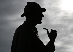 Filmā Šerloks Holmss izmeklē inženiera pazušanu. Viņš nonāk pie Lohnesa ezera, kur sastopas ar leģendām apvīto briesmoni.