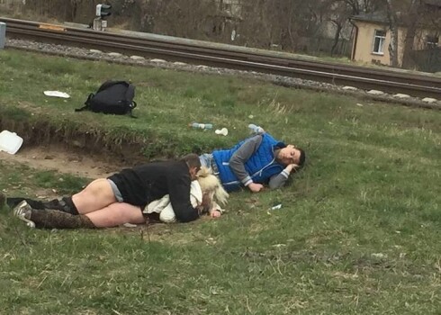 Nožēlojams intīms skats trešdienas pēcpusdienā pārsteidza Čiekurkalna iedzīvotājus - tā pavasari sagaidīja piedzērusies trijotne.