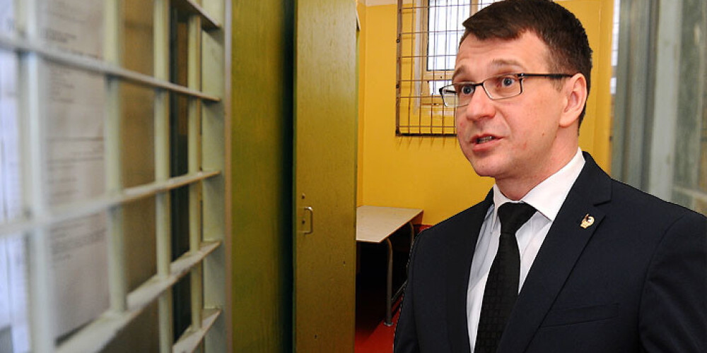 Streļčenoks cietumā amatpersonas aicina baudīt dzīvi par godīgi nopelnīto naudu. FOTO