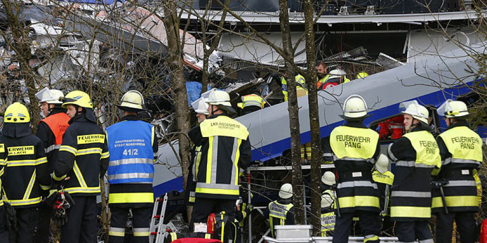 Vācijas traģiskās vilcienu sadursmes vaininieks avārijas brīdī telefonā spēlējis spēles