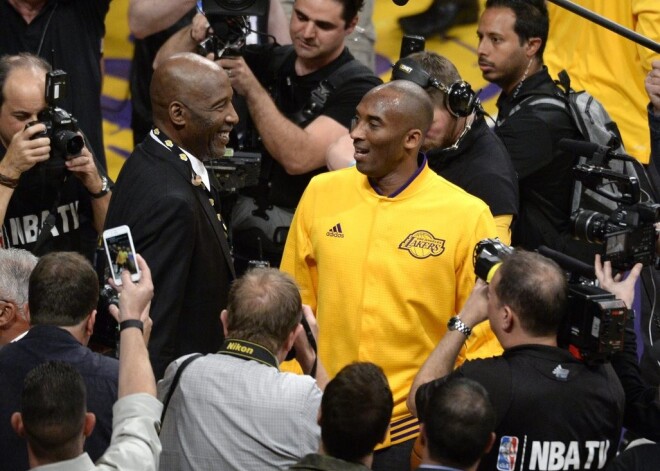 37 gadus vecais "Lakers" basketbolists pamet profesionālo sportu, pēdjā mačā gūstot 60 (!) punktus un savās mājās uzvarot "Jazz".