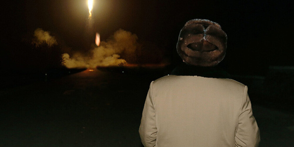 Ziemeļkoreja pirmā vadoņa jubilejā neveiksmīgi izmēģina ballistisko raķeti