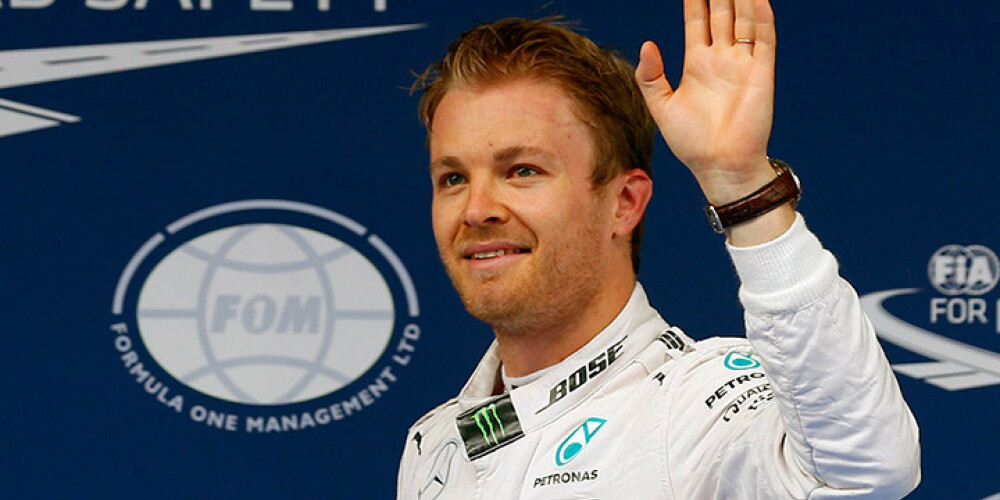 Rosbergs uzvar F-1 Ķīnas posma kvalifikācijas sacensībās, bet Hamiltonam būs jāstartē no pēdējās vietas