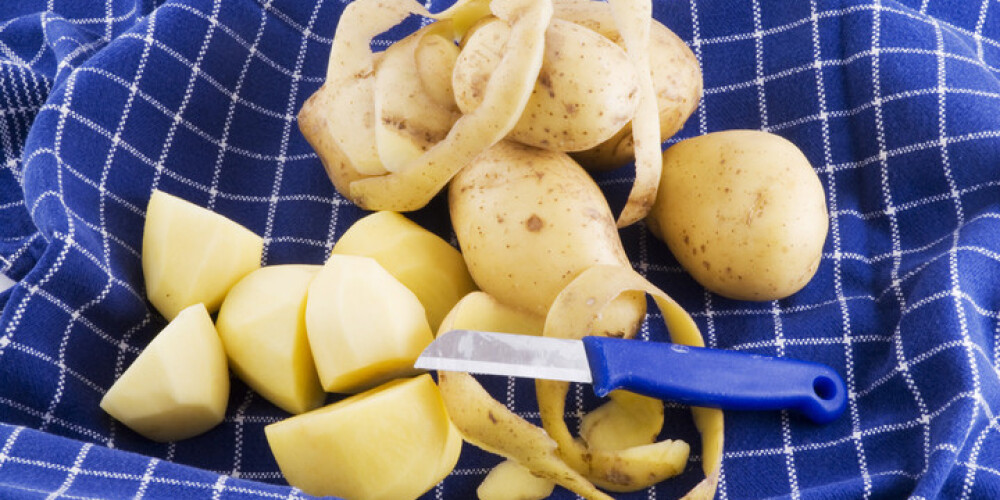 Nemet ārā kartupeļu mizas: lūk, kur tās var noderēt!