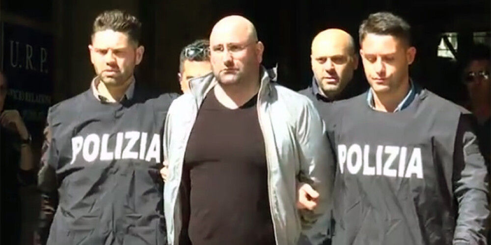 Itālijā mafijas bosu arestē par picu izvadātājiem saģērbušies policisti