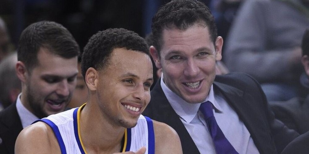 Porziņģa "Knicks" veikuši pārrunas ar NBA labākās komandas "Warriors" treneri