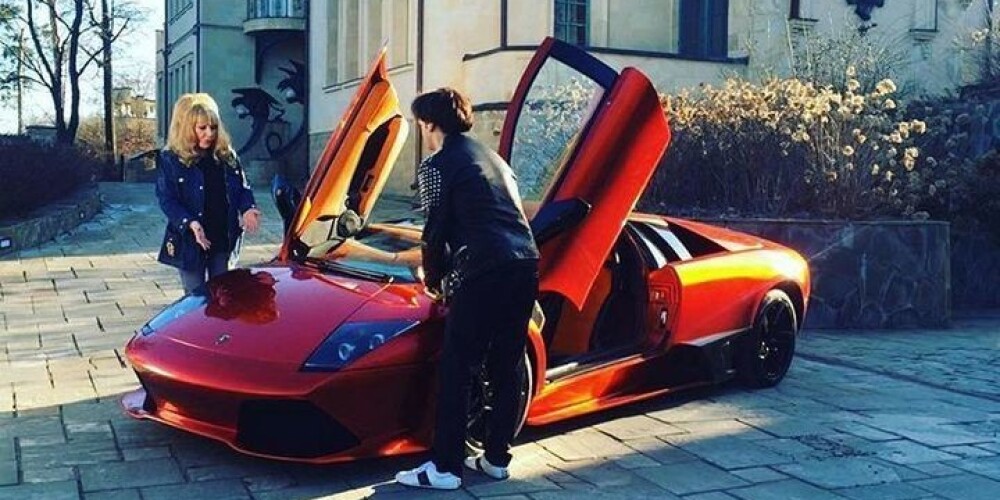 Пугачева и Галкин прокатились на Lamborghini