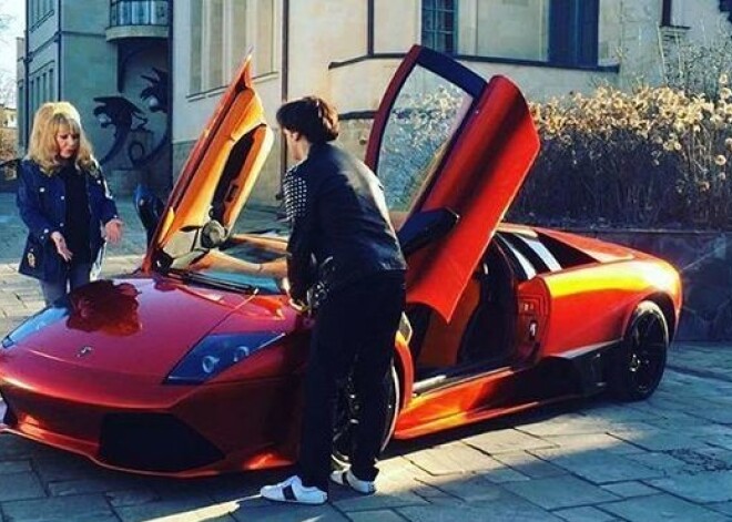 Пугачева и Галкин прокатились на Lamborghini