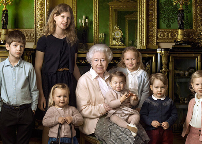 Princis Džordžs ar māsu pozē kopā ar Gan-Gan pirms omes lielās jubilejas. FOTO