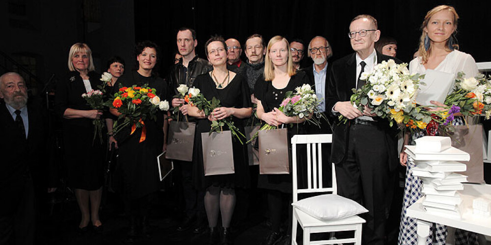 Apbalvoti Latvijas Literatūras gada balvas laureāti. FOTO