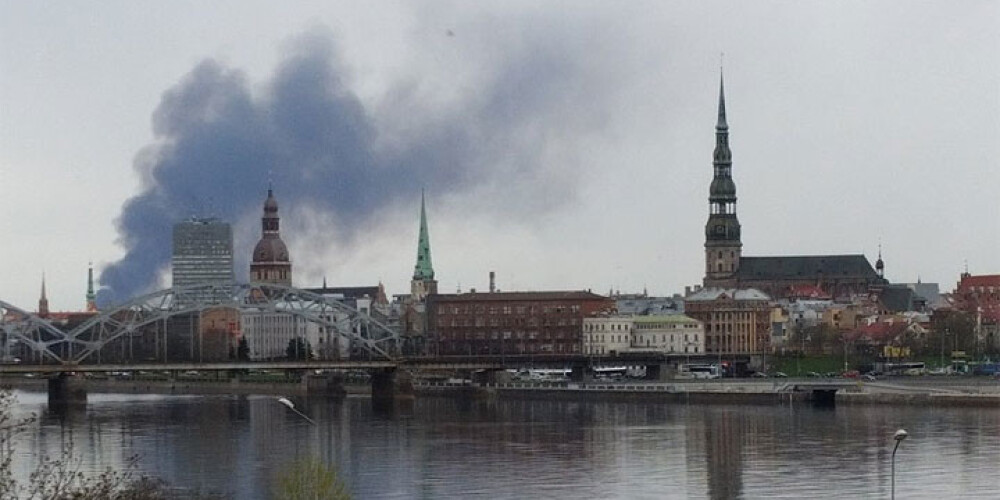 Bolderājā degošas niedres rada lielus dūmu mutuļus virs Rīgas. FOTO