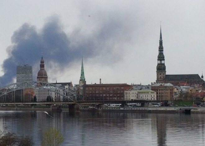 Bolderājā degošas niedres rada lielus dūmu mutuļus virs Rīgas. FOTO