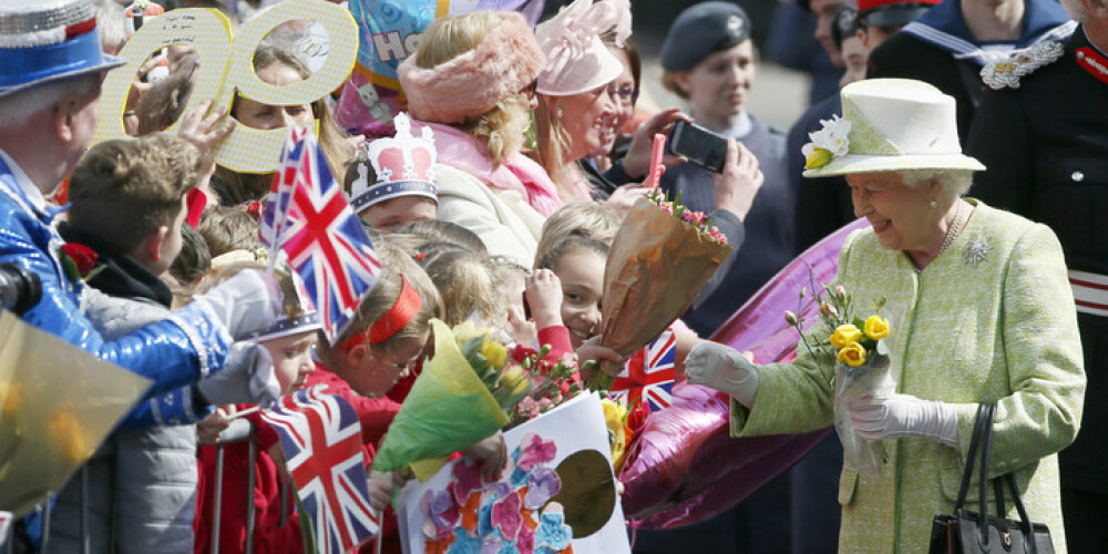 Britu karaliene savā 90.jubilejā pie tautas iziet salātzaļā kostīmiņā. FOTO