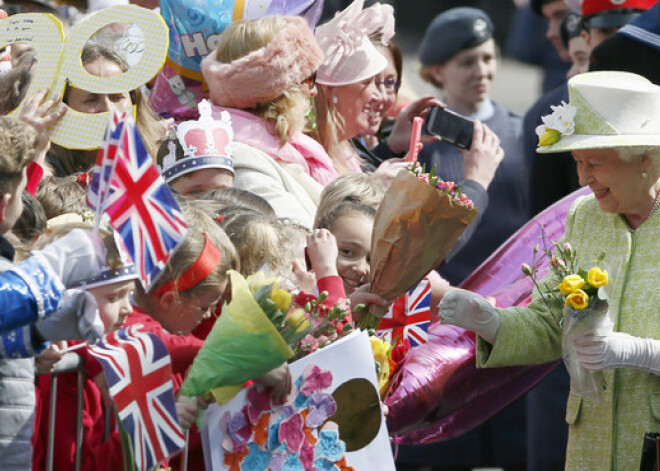 Britu karaliene savā 90.jubilejā pie tautas iziet salātzaļā kostīmiņā. FOTO