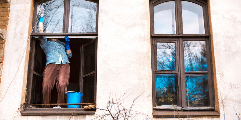 Spodrinām māju: knifiņi, kā visvieglāk notīrīt logus