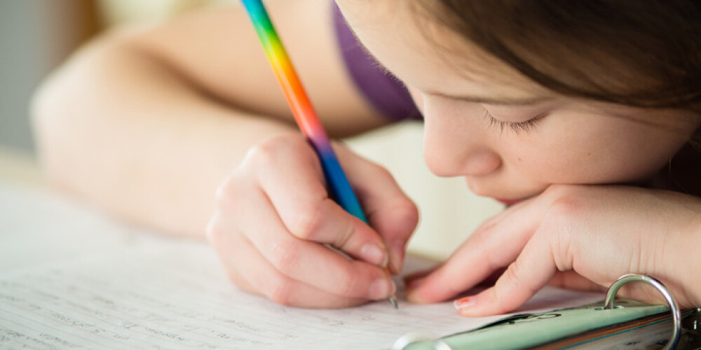 Sašutusi māte vāc parakstus, lai skolēniem atceltu mājasdarbus nedēļas nogalēs
