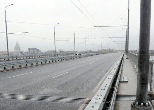 Izsludina iepirkumu par Salu tilta otrās kārtas pārbūves darbiem.