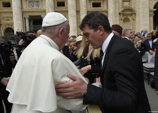 Antonio Banderas un Nikola Kimpela satiekas ar pāvestu