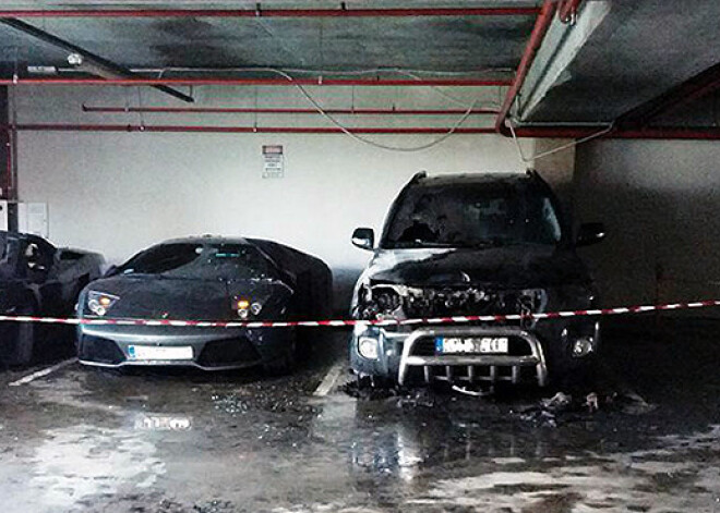 Baismīgs skats! Skanstes stāvvietā sadeg divi dārgi "Lamborghini" superauto. FOTO