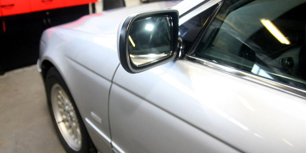 26 gadus veca sieviete automašīnām "spērusi" spoguļu stiklus