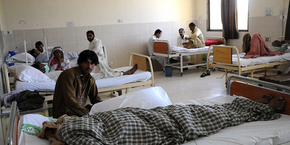 Pakistānā pēc saindētu saldumu ēšanas miruši 23 cilvēki, desmitiem saslimušo