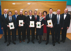 Saņemot apbalvojumu absolventi neskopojās ar pateicības vārdiem, sakot paldies gan augstskolas vadībai, gan saviem kādreizējiem kursa biedriem un pasniedzējiem, gan vecākiem.