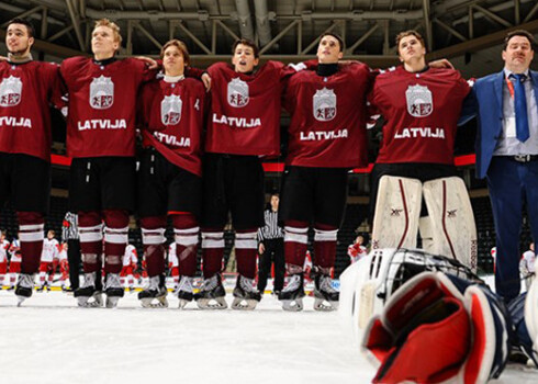 Latvijas U-18 hokeja izlase varonīgi atspēlējas un saglabā vietu PČ augstākajā divīzijā