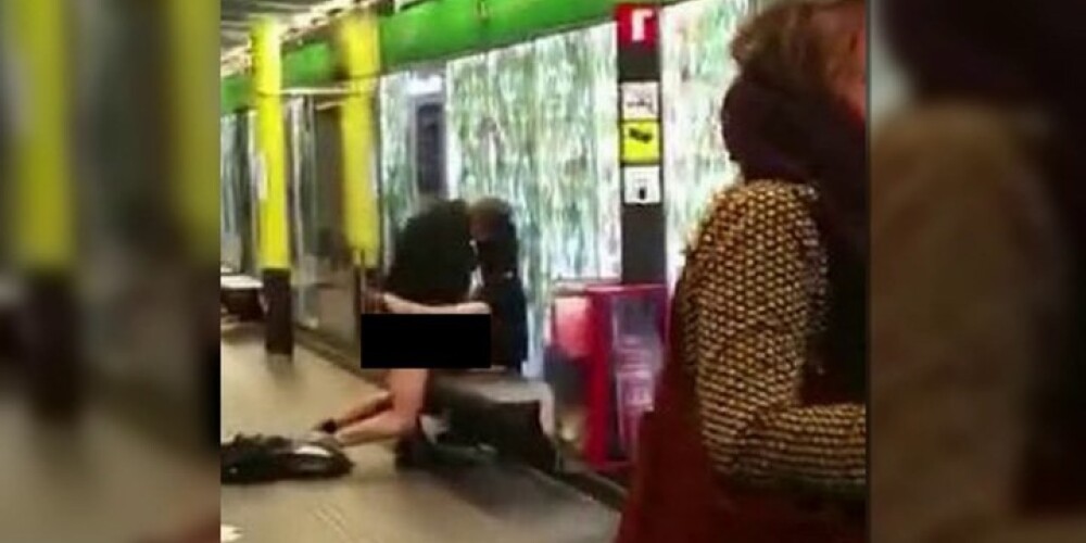 Pārītis vienā mierā kopojas metro stacijā Barselonā. VIDEO