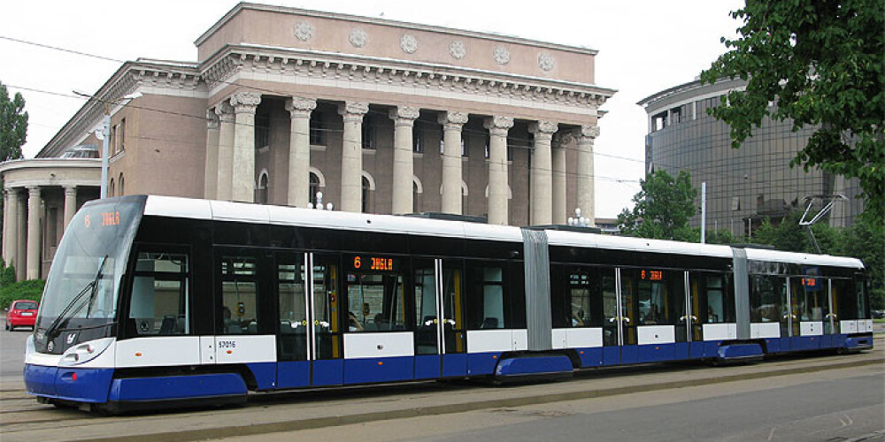 20 jaunus zemās grīdas tramvajus par 62,5 miljoniem Rīgai piegādās "Škoda"