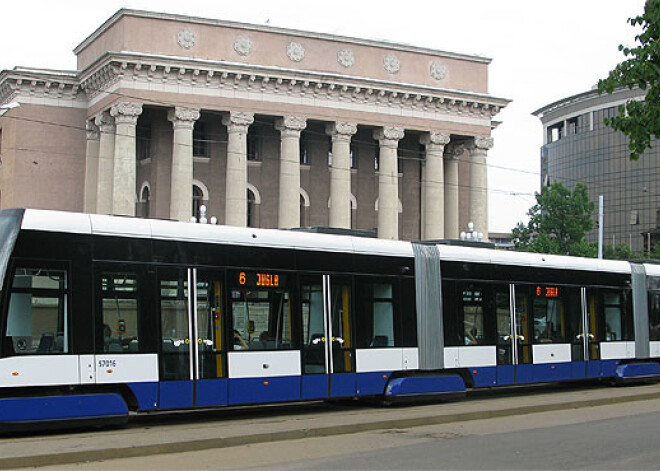 20 jaunus zemās grīdas tramvajus par 62,5 miljoniem Rīgai piegādās "Škoda"