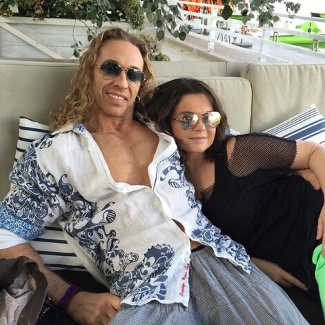 Многие поклонники пары порадовались тому, что после стольких лет брака они не остыли друг к другу